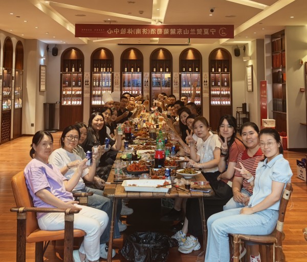未來夢想家 | 集團(tuán)與艾克瑞特機(jī)器人教育聯(lián)合組織兒童節(jié)親子活動